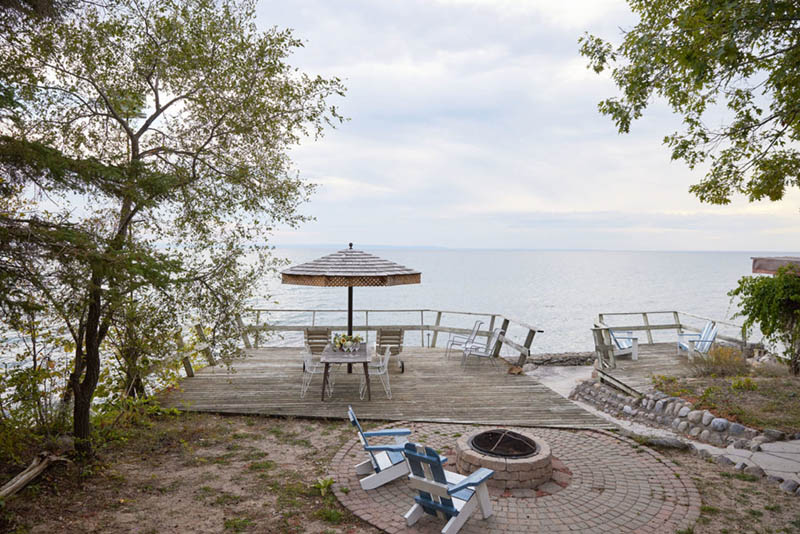 Terrasse en bois avec vue sur le lac Huron, Canada