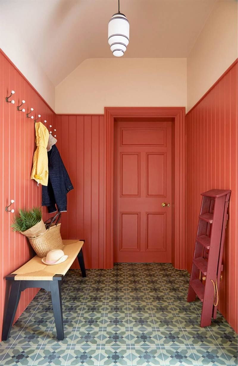 Une entrée avec des lambris peints en rouge // Fiona Duke Interiors