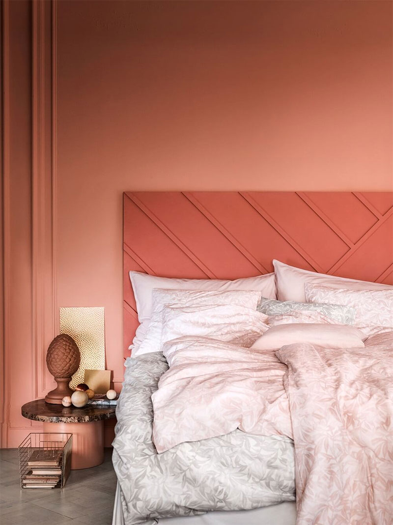 Une chambre rouge corail