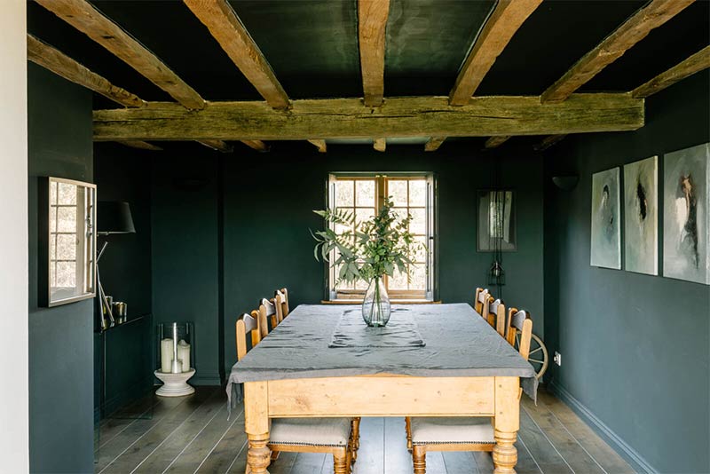 Salle à manger aux murs et aux plafonds peints en gris anthracite pour un effet boîte