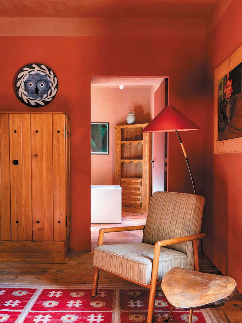 Un salon rouge pour cet intérieur ancien moderne // Pierre Yovanovitch - Projet : Cheateau de Fabrègues, Provence
