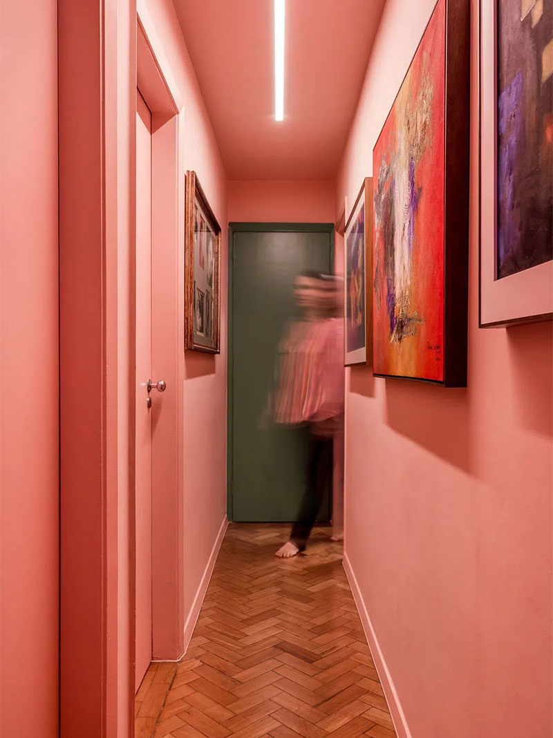 Un couloir peint en rose corail