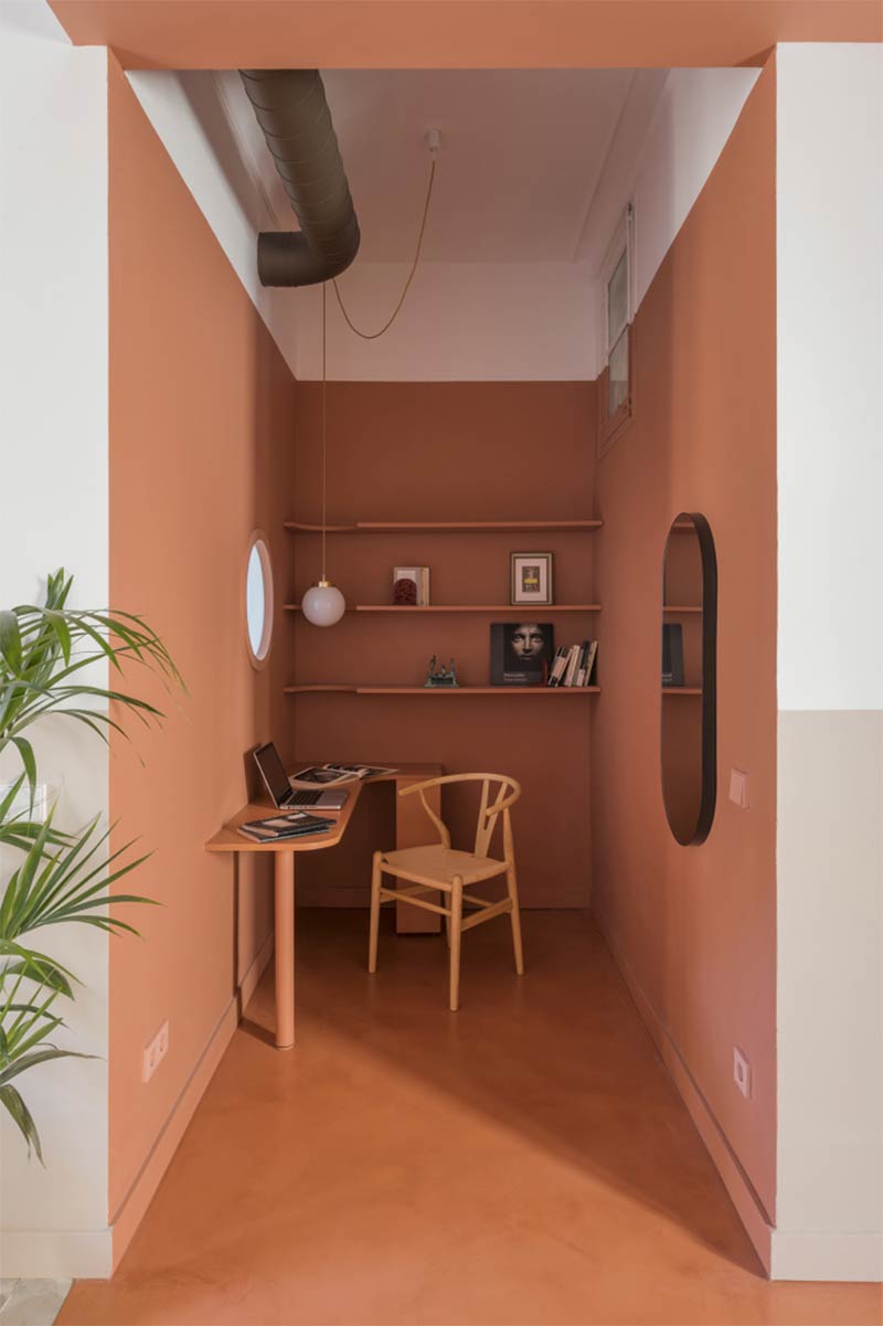 Effet boît pour ce coin bureau avec murs et sols peints en terracotta