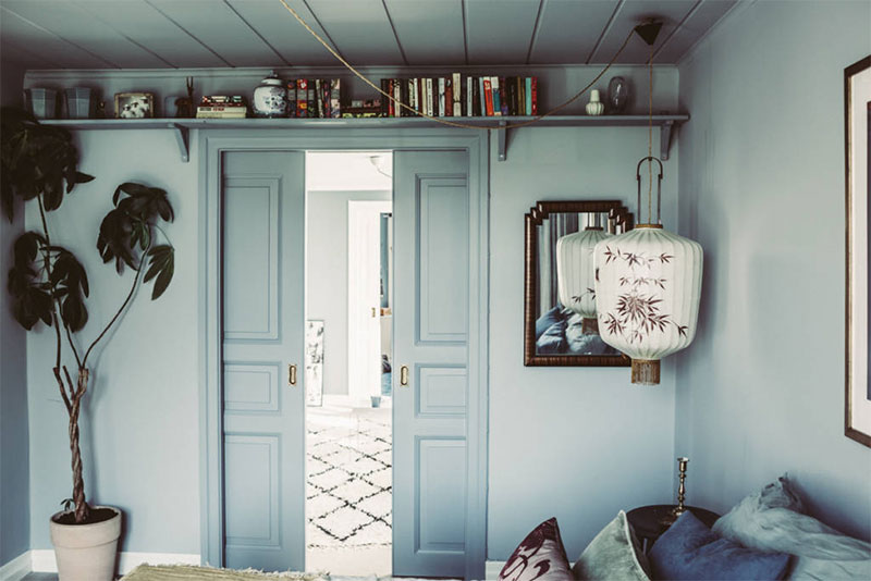 Une chambre repeinte en bleu gris clair