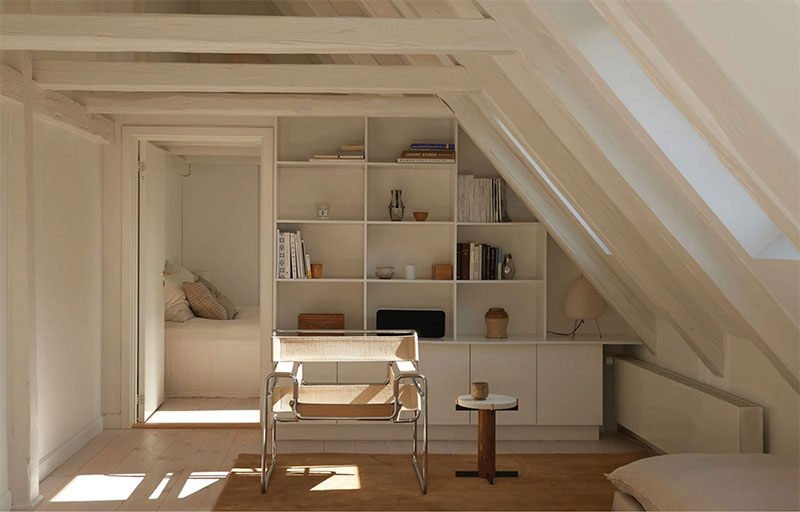 L'intérieur sous les toits de Caroline Feiffer à Copenhague dans un style scandinave vintage minimaliste