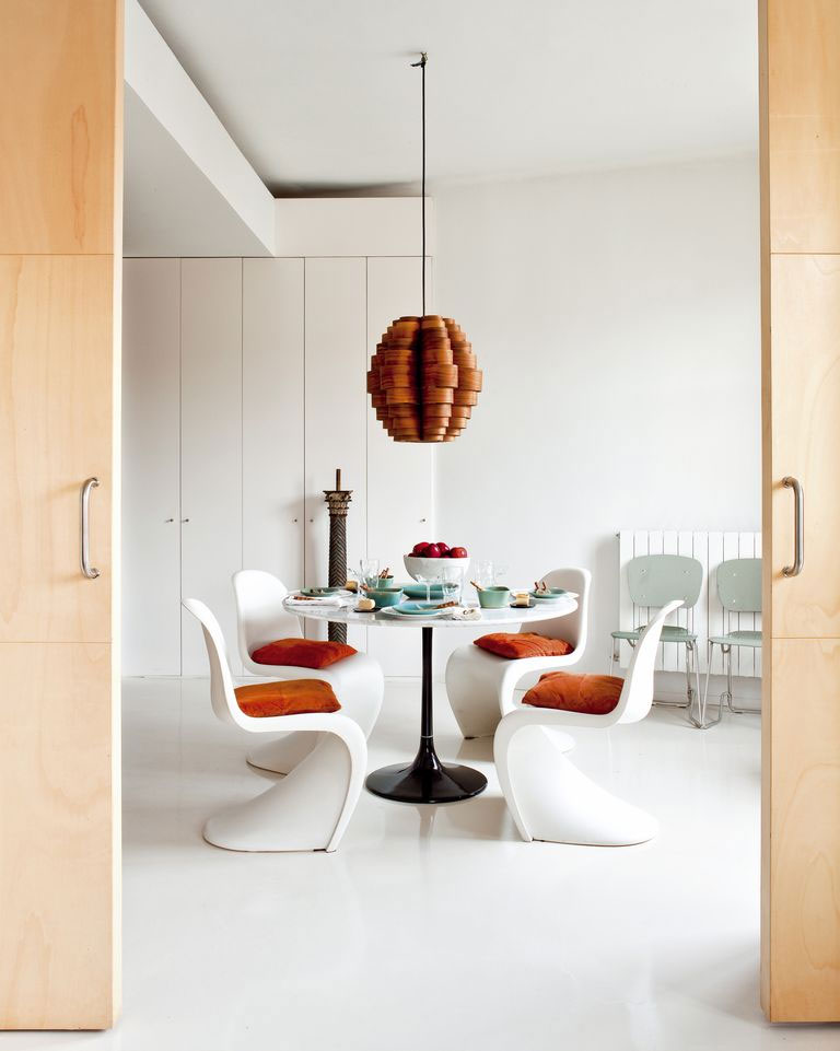 Mettre en scène du mobilier scandinave milieu de siècle comme cette salle à manger Eero Saarinen avec des chaises Panton 