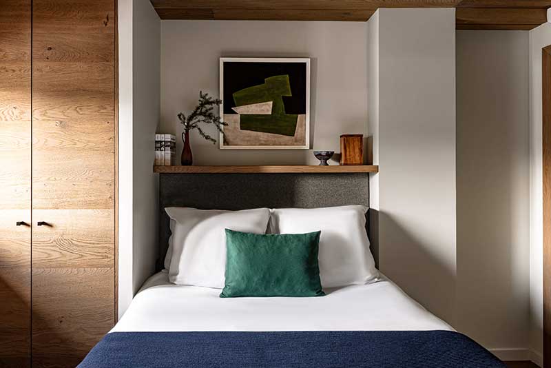 Un chambre au look middle century modern // Chalet 1550 Courchevel par Iconic House