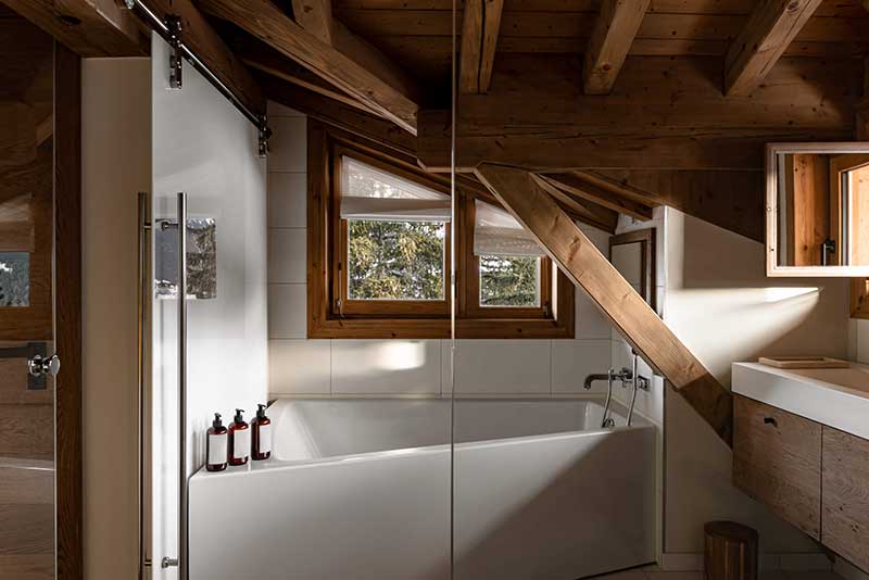 La salle de bain et sa baignoire sur mesure // Chalet 1550 Courchevel par Iconic House