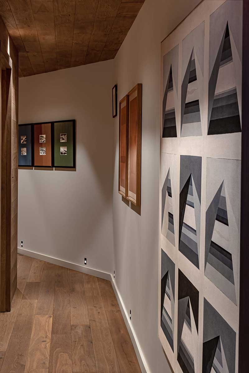 Le couloir et ses affiches rétro // Chalet 1550 Courchevel par Iconic House