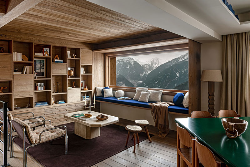 Pièce de vie avec vue sur la montagne d'un style vintage moderne // Chalet 1550 Courchevel par Iconic House