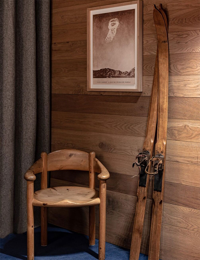 Chalet 1550 Courchevel par Iconic House, des clins d'oeil à l'univers vintage de la montagne avec des vieux skis et des pièces de design iconiques