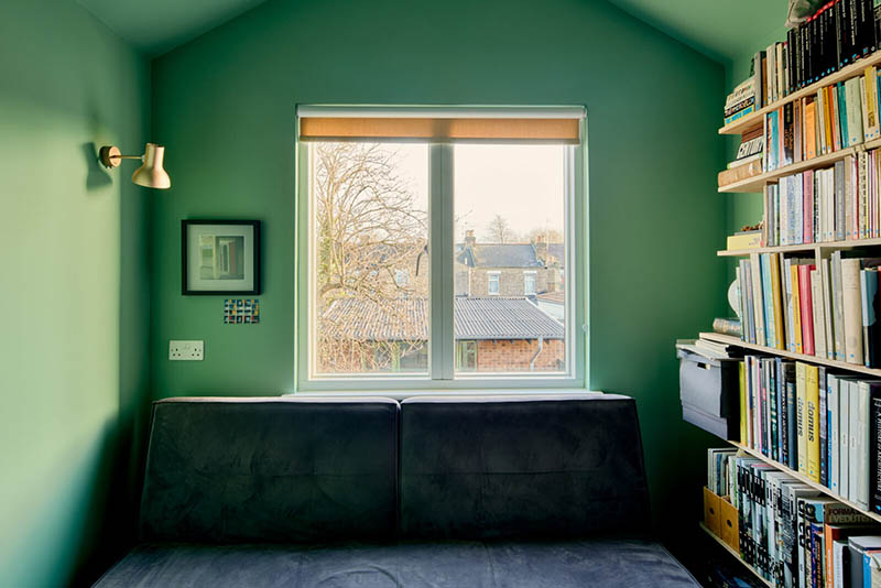 Une chambre peinte en vert murs et plafond pour un effet boîte décoratif