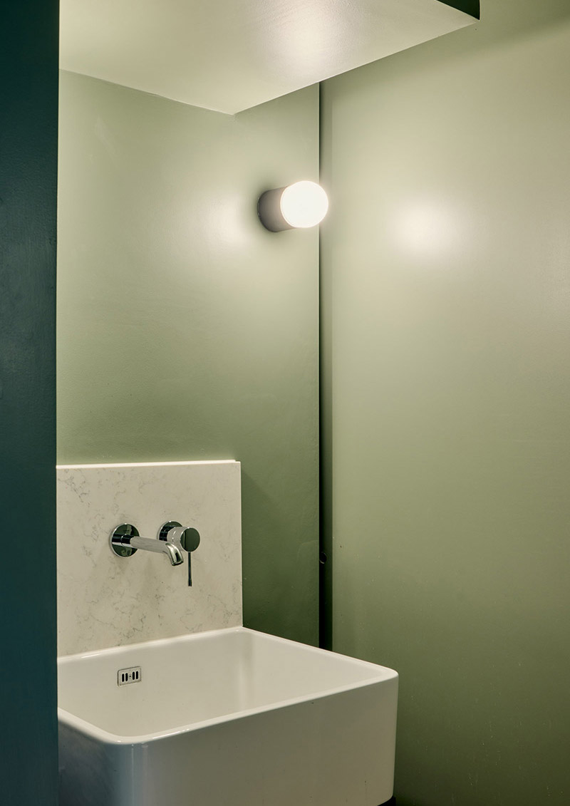 Une salle d'eau minimaliste en vert pastel