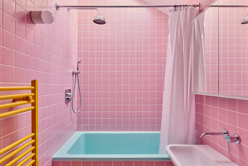 Une salle de bains avec des carreaux de faïence en rose vif !