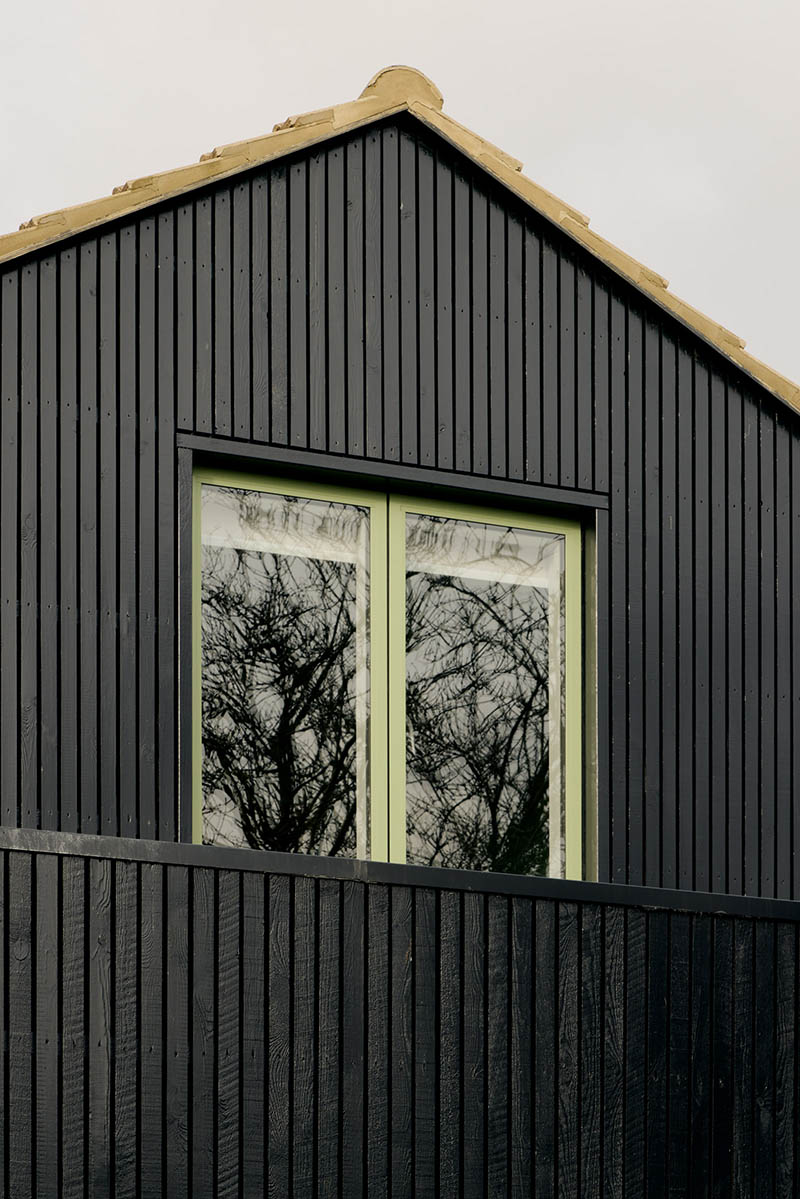 Bardage extérieur noir pour cette maison londonienne