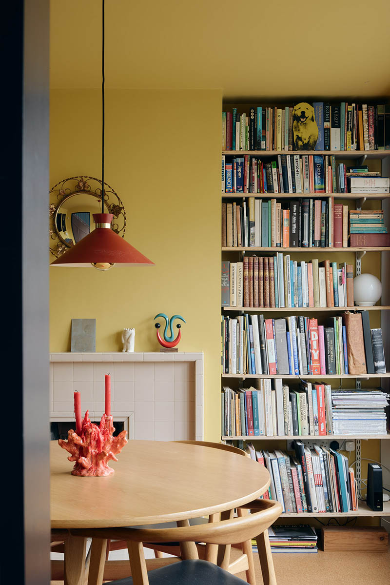 Une salle à manger peinte dans un jaune ocre murs et plafonds, meublée de mobilier de brocante