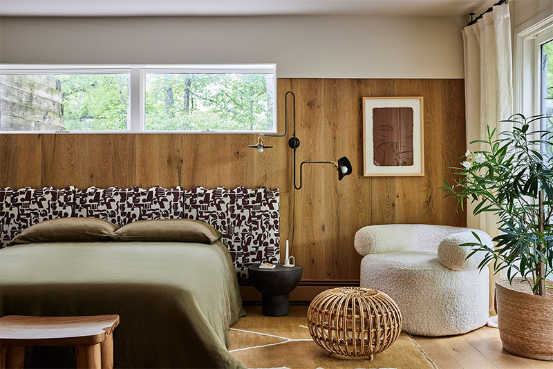 Une tête de lit réalisé dans un tissu seventies pour une ambiance rétro // Sarah Sherman Ssamuel - Projet : Woodland guest suite