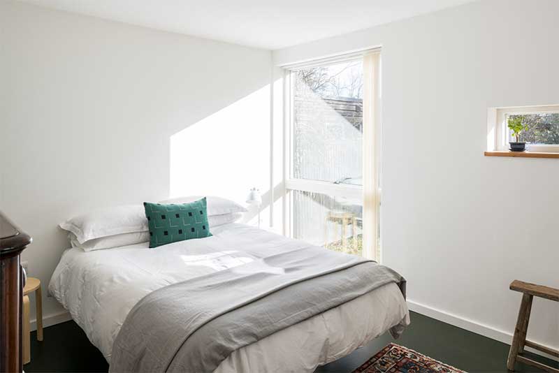 Une chambre moderne blanche, claire et nette, lumineuse