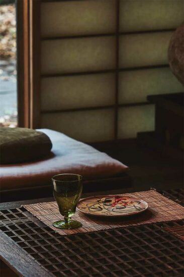 Table d'inspiration japonaise // Catalogue Anthropologie Living SS2023