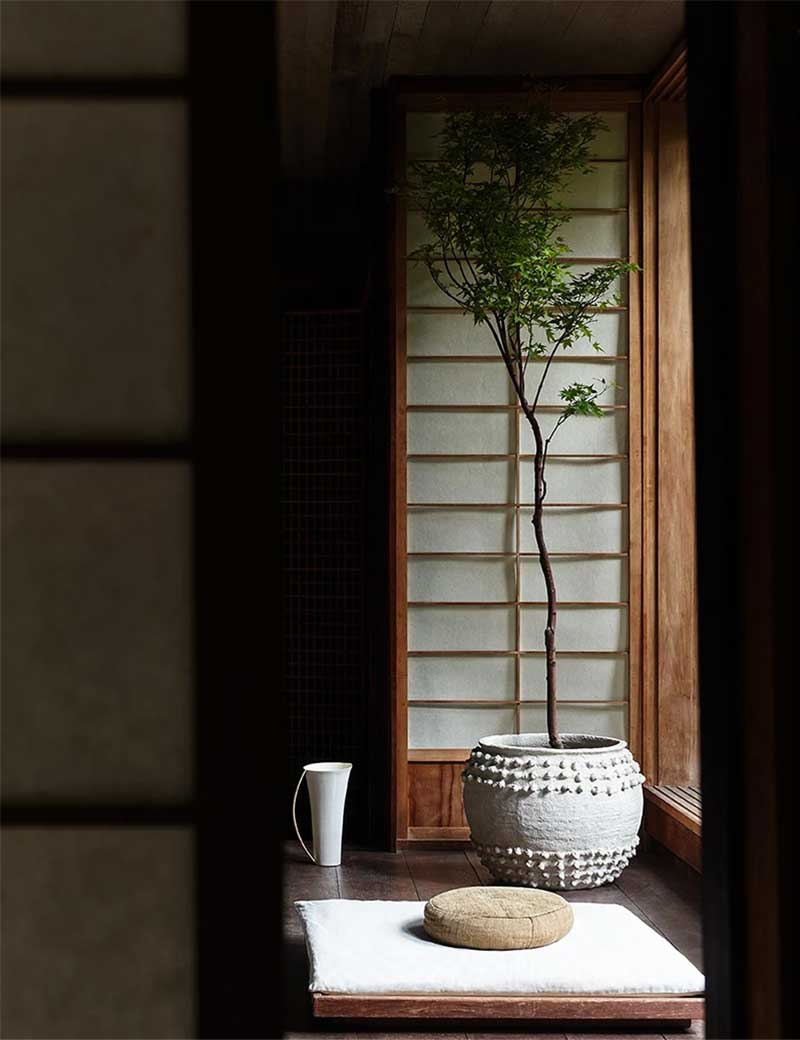 Inspiration vintage moderne dans un décor de style japonais // Catalogue Anthropologie Living SS2023