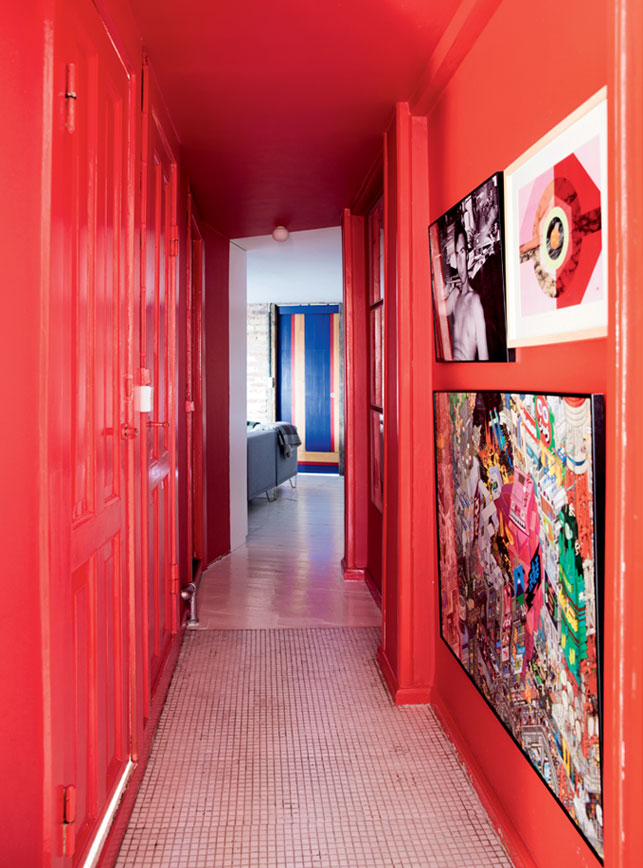 Un couloir monochrome peint dans un rouge laqué éclatant