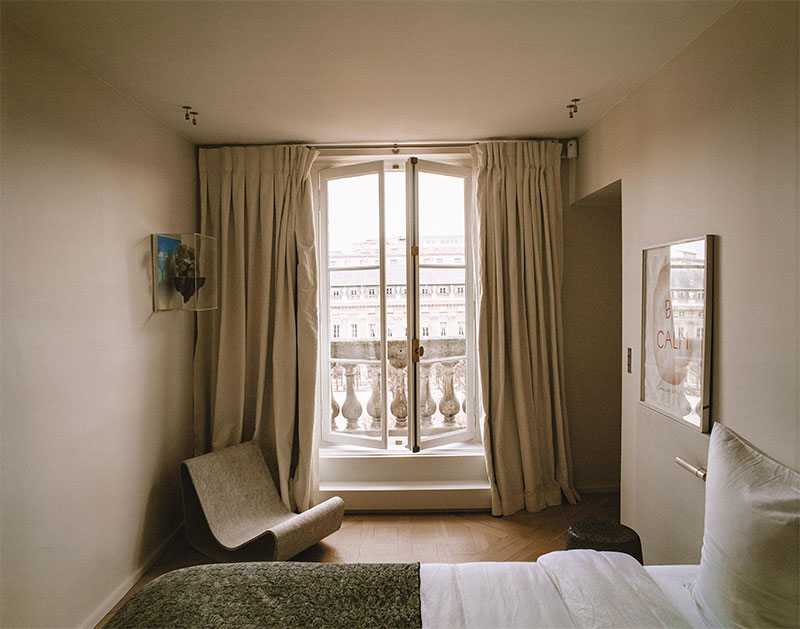 Une chambre à coucher monochrome beige par Isabelle Stanislas