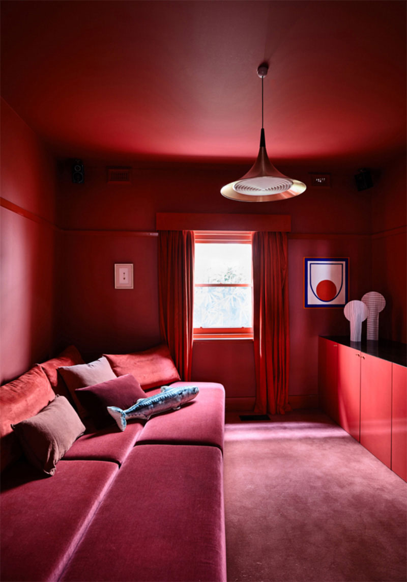 Une salle télé en rouge monochrome