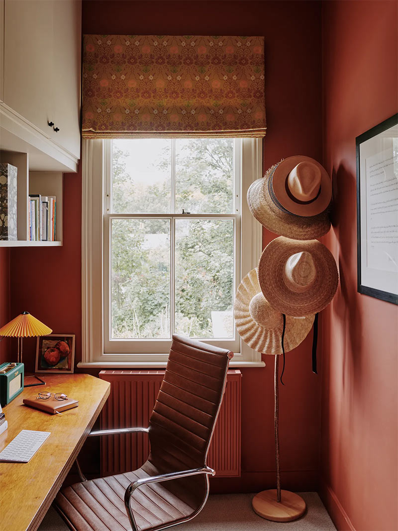 Un petit espace bureau, traité de façon monochrome dans les tonalités terracotta