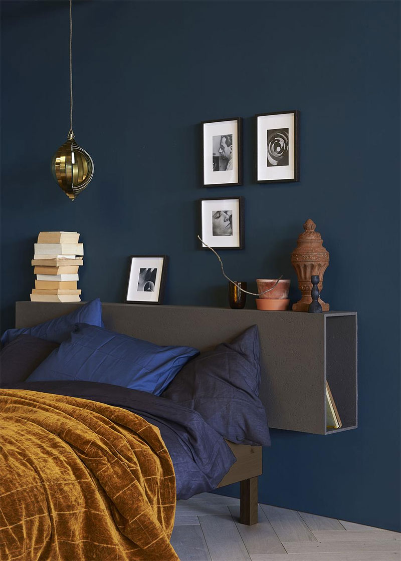 Une chambre monochrome bleu marine