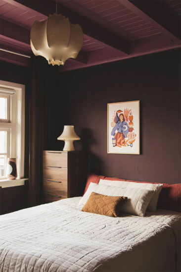 Une chambre monochrome dans des tonalités aubergine
