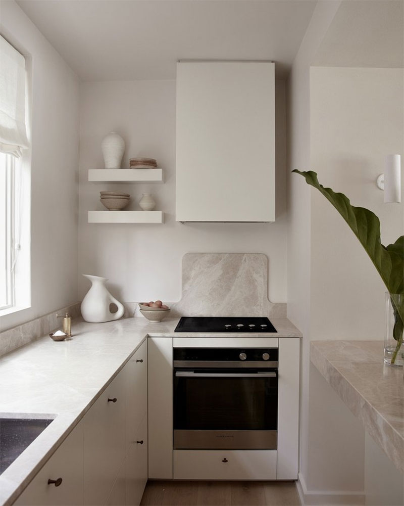 Une cuisine monochrome dans les tonalités de blanc cassé pour un style minimaliste