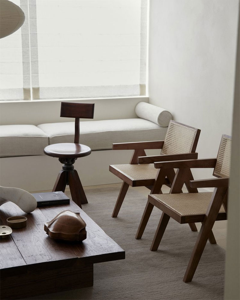 Un salon monochrome dans les tonalités de blanc cassé pour un style minimaliste japandi
