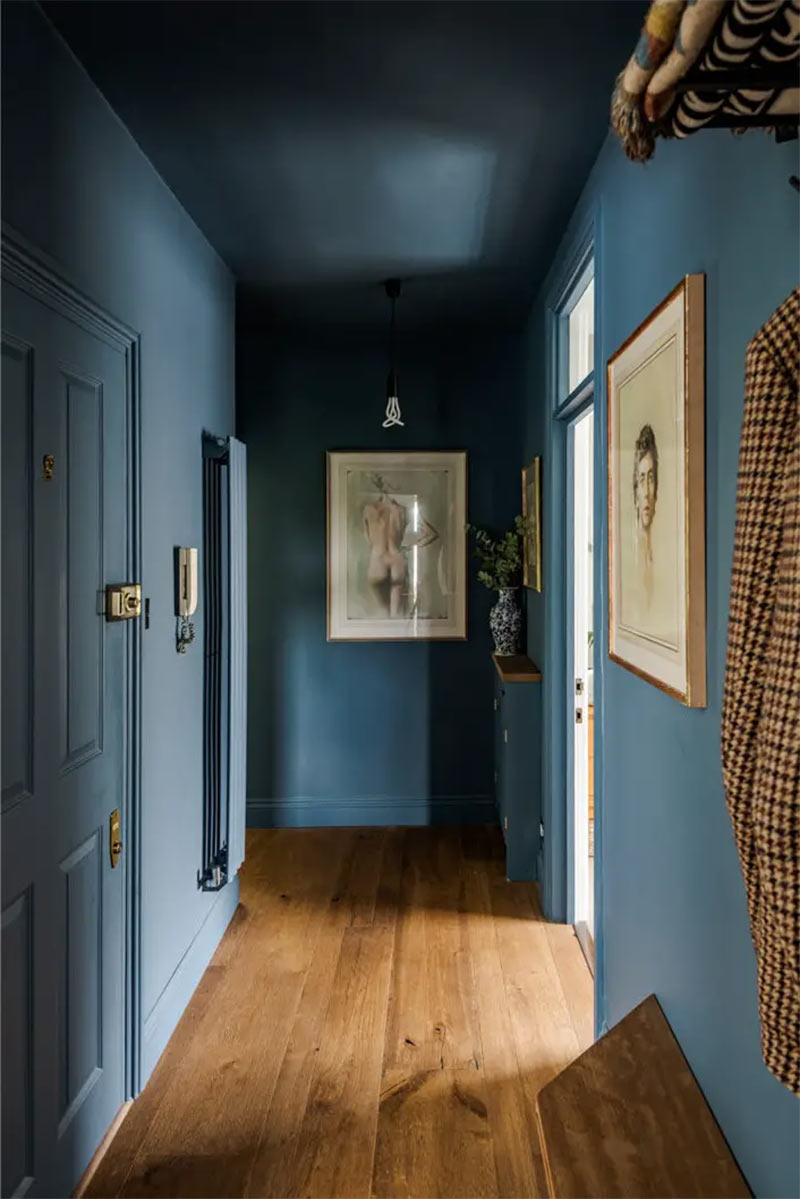 Un couloir monochrome peint dans un bleu profond - Maison à Londres