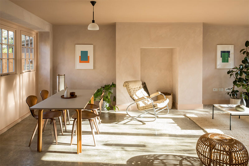 Un loft monochrome dans les tonaités de beige rosé à Londres