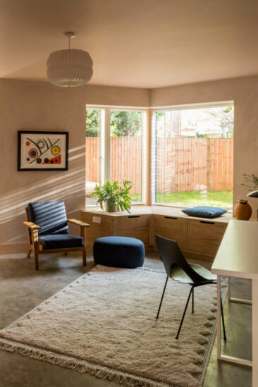 Un loft monochrome dans les tonaités de beige rosé à Londres