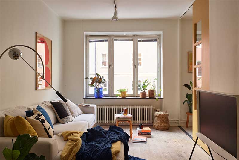 Un appartement suédois meublé avec des références claires au design milieu de siècle pour une mabiance vintage moderne
