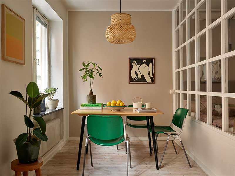 Un appartement suédois meublé avec des références claires au design milieu de siècle pour une mabiance vintage moderne