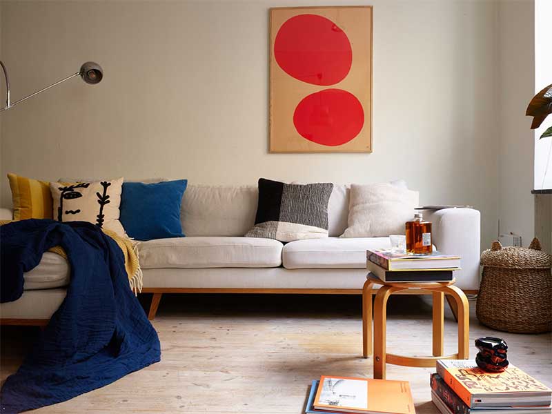 Un appartement suédois meublé avec des références claires au design milieu de siècle pour une mabiance vintage moderne