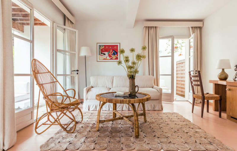 Hôtel La Tartane à Saint Tropez, un mix de mobilier vintage pour un esprit "grandma"