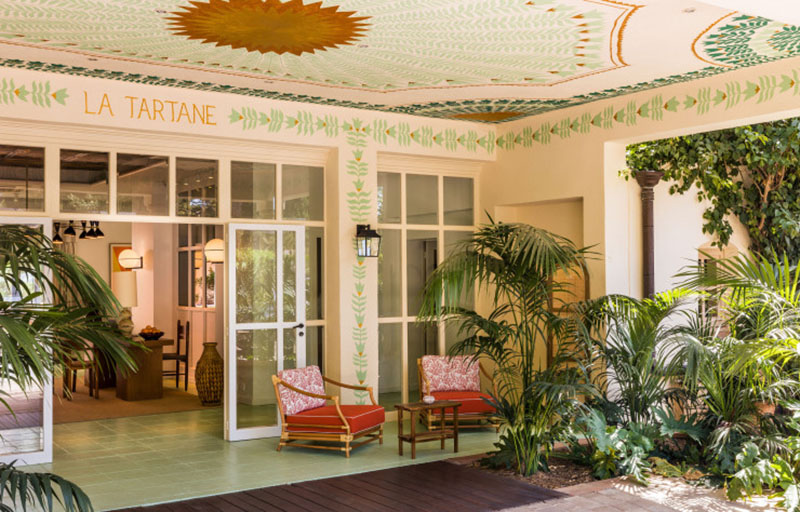L'entrée de l'hôtel La Tartane à Saint Tropez, avec son incroyable fresque peinte