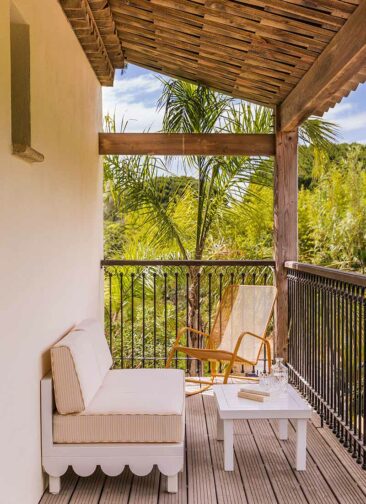 Petite terrasse avec du mobilier aux dcoupes festonnées