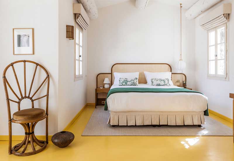 Les chambres de l'hôtel La Tartane à Saint Tropez, pensées comme celles d'une villa en Provence