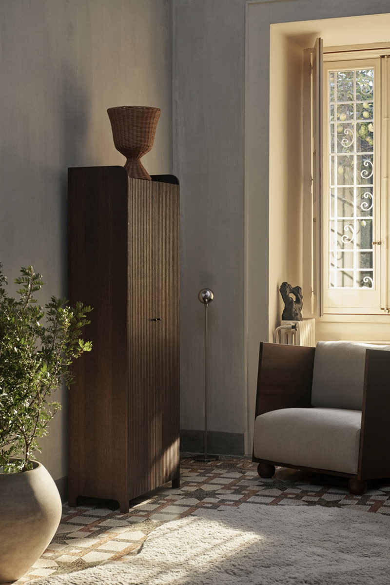 Ferm Living SS2023Fauteuil, Rum Lounge Chair inspiré du brutalisme et armoire en chêne huilé, teinté, Sill Cupboard