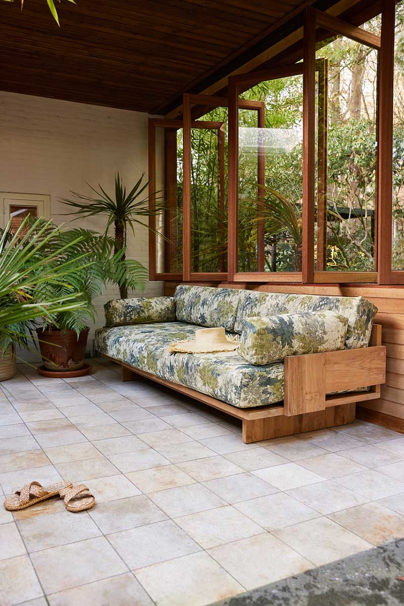 Catalogue HK Living SS2023 - OUTDOOR SOFA TEAK, BOTANICAL