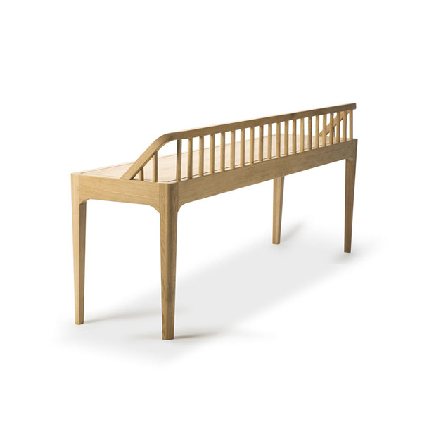 Banc en chêne massif, Spindle, design : Nathan Yong pour Ethnicraft