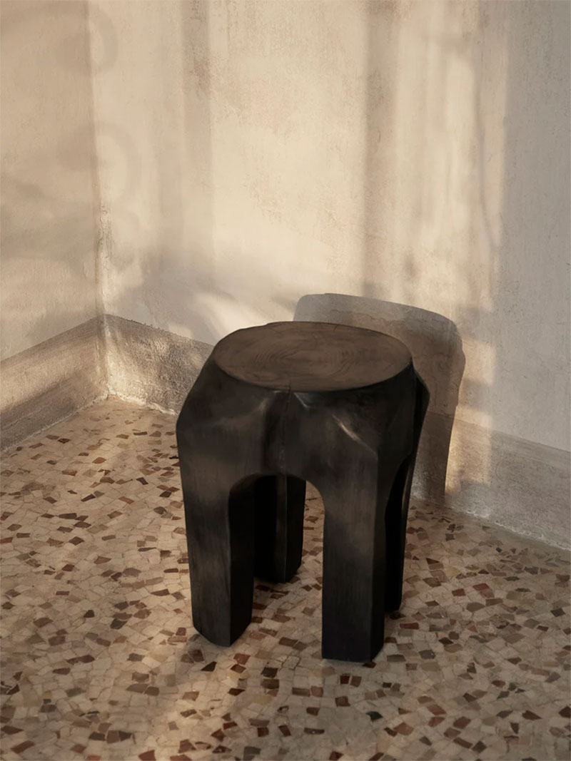 Ferm Living SS2023 - Tabouret aux formes brutes, fabriqué à partir d'une seule racine de teck, Root