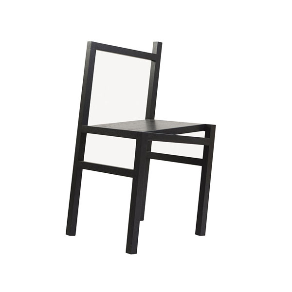 Chaise noire illusion d'optique, 9.5° - Design : Rasmus B. Fe pour Frama