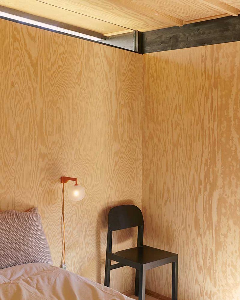 Une chambre avec des murs plaqué de bois très vintage moderne