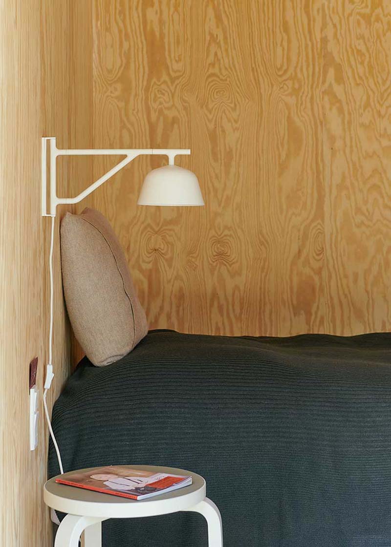Une chambre avec des murs plaqué de bois très vintage moderne