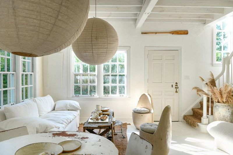 Le cabanon de la décoratrice Leanne Ford dans un style shabby blanc moderne